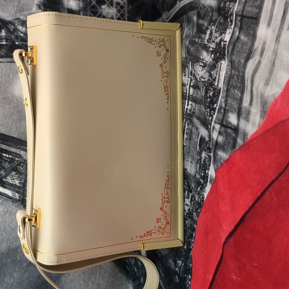 Elegant Cream Shoulder Bag with Gold Accents - Picture 7 of 16
